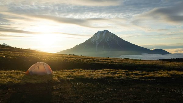 Quelles précautions prendre pour un camping à proximité d'un volcan endormi?